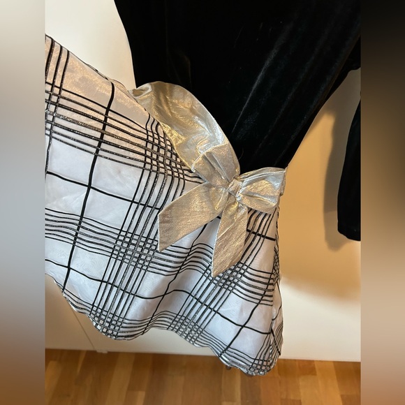 Girl’s 5T fun festive Christmas Holiday dress black and silver - Picture 6 of 11